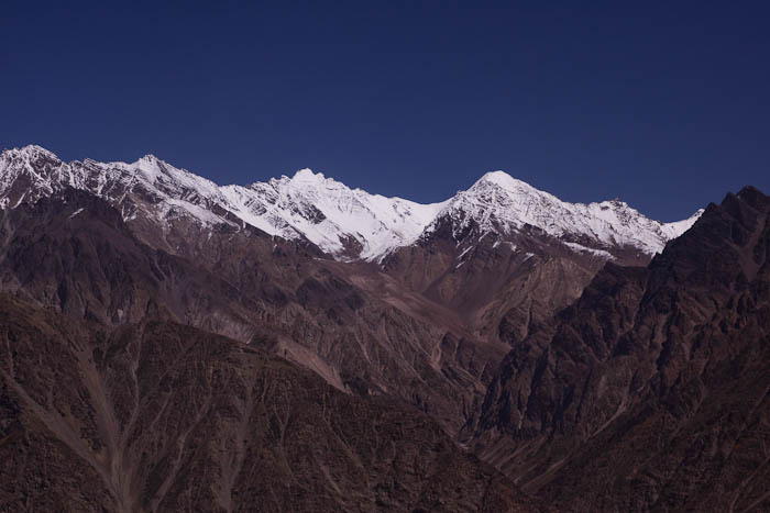 Hiking towards the Charang La