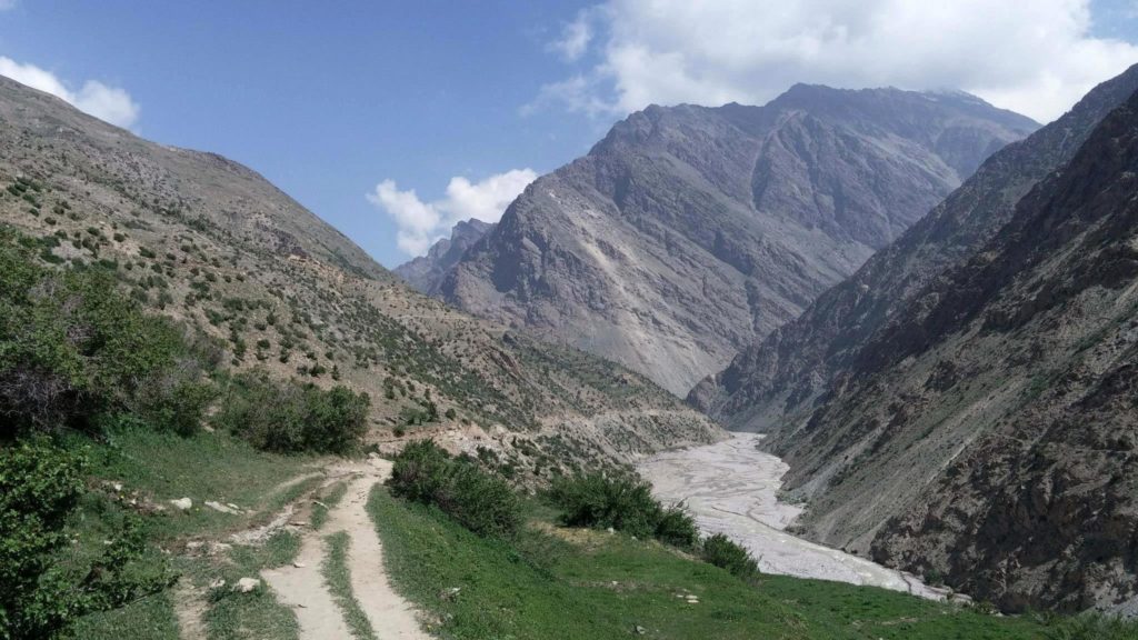 Shurting to Charang - Vistas enroute (River Tidong flowing down)