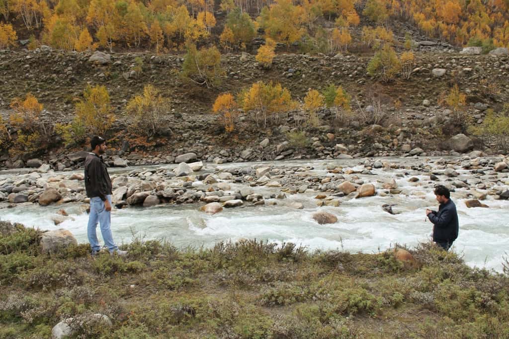Strolling by the Baspa river