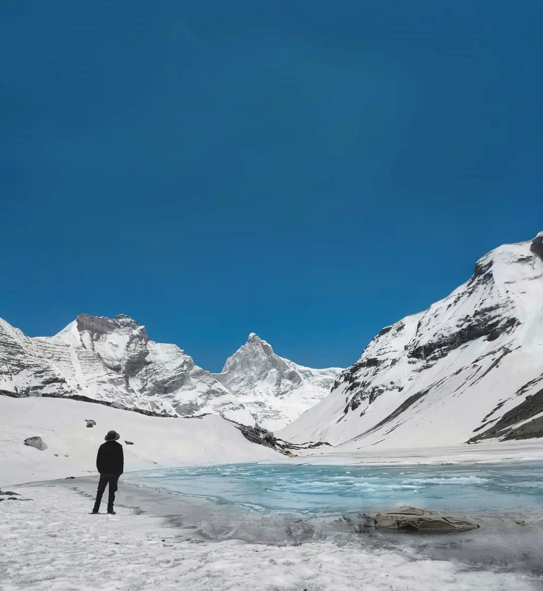Frozen-Kedartal-Lake-Thalaysagar-peak-in-background Frozen Kedartal lake