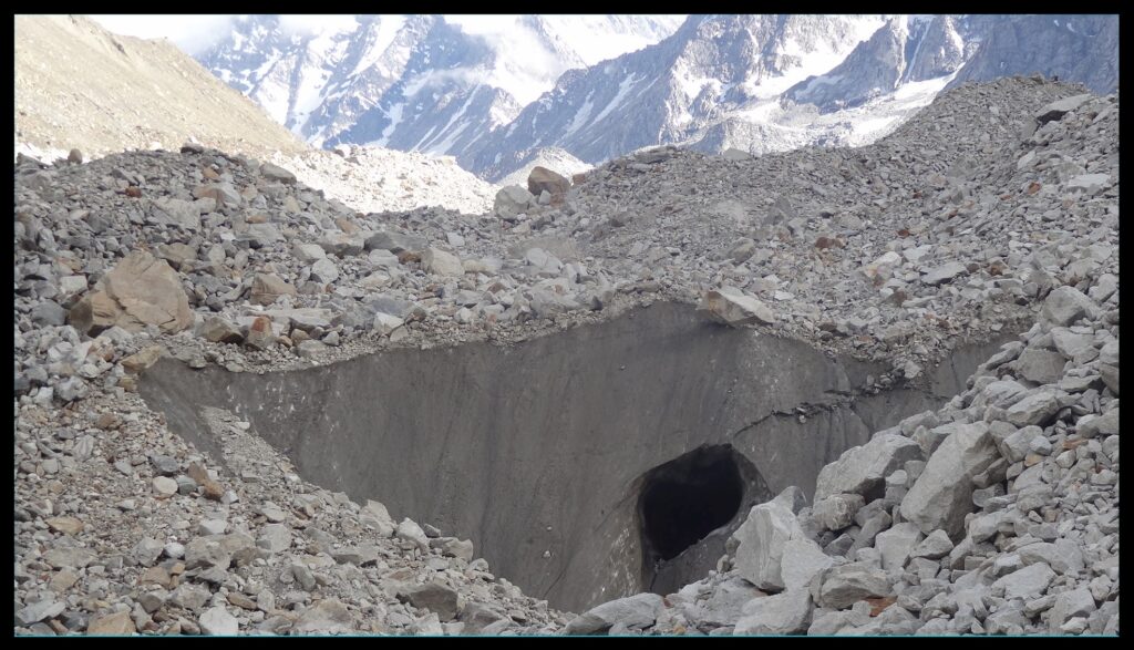 A big crevasse below Borasu pass (Chitkul side)