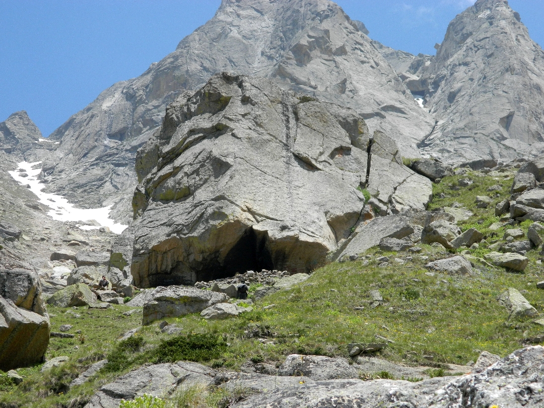 Gufa (Cave) under the large boulder