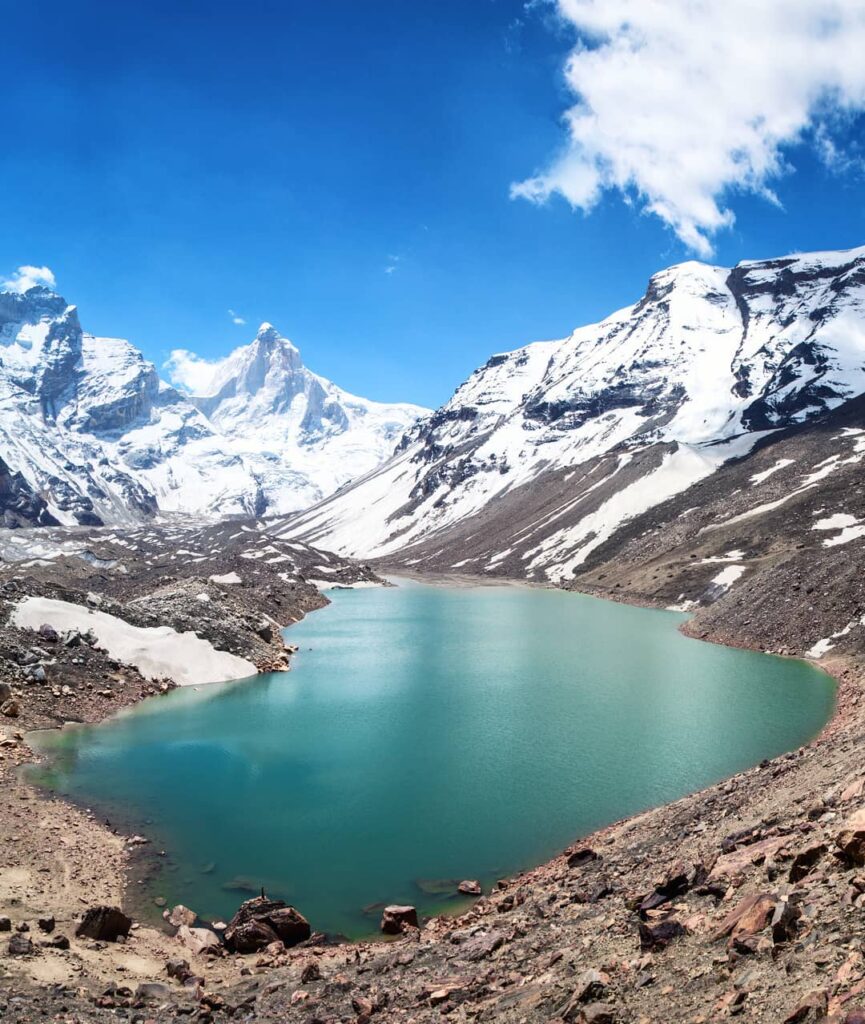 Emerald green Kedartal lake
