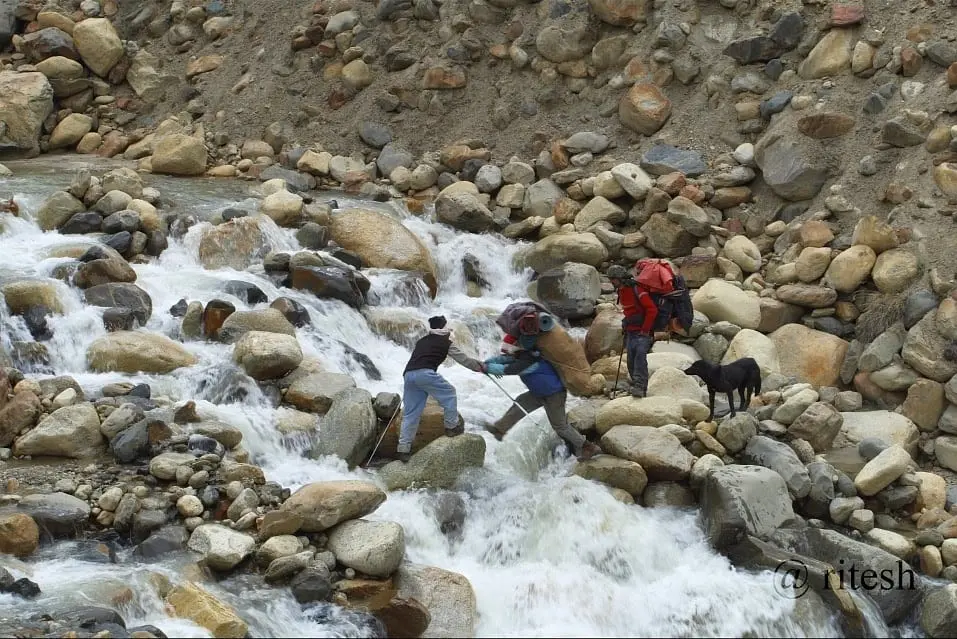 Crossing a tributary stream of Baspa near Dumti