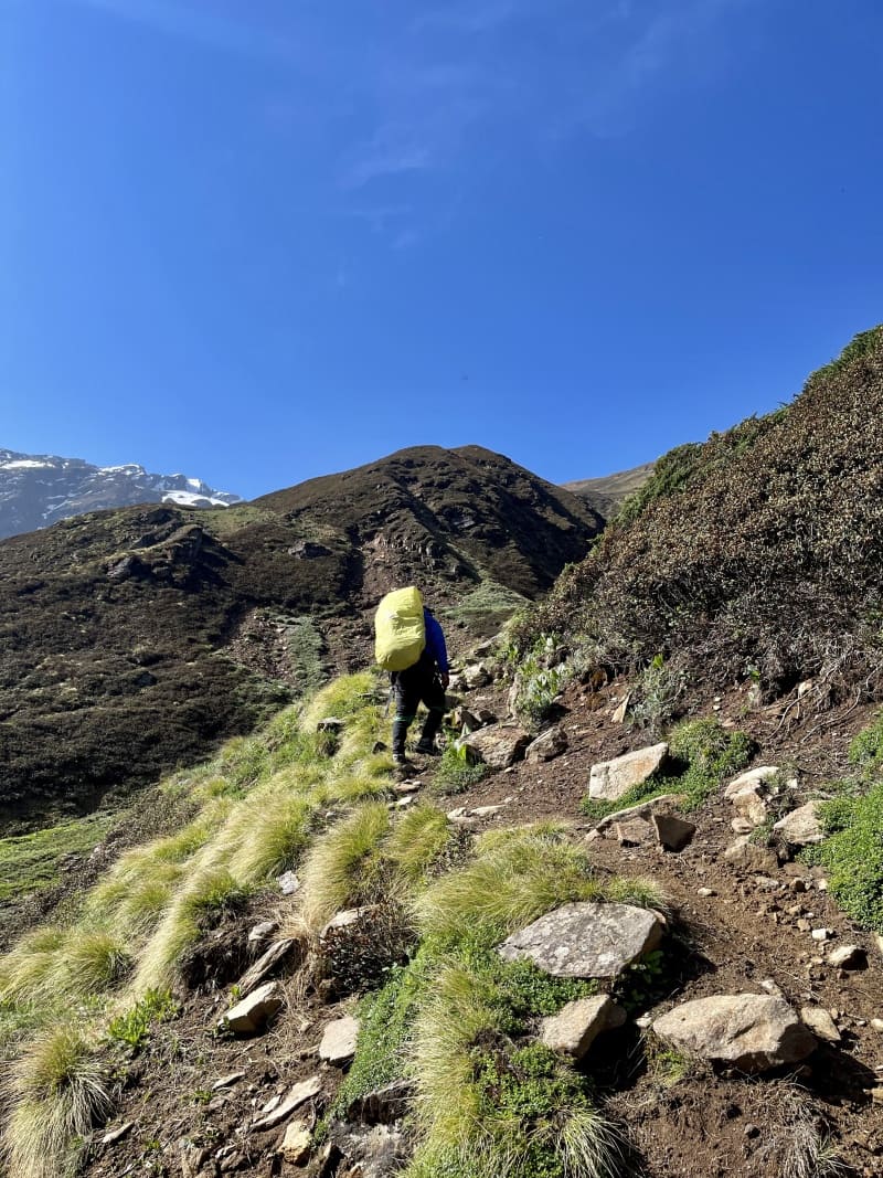A narrow trail leading to Masar Tal lake