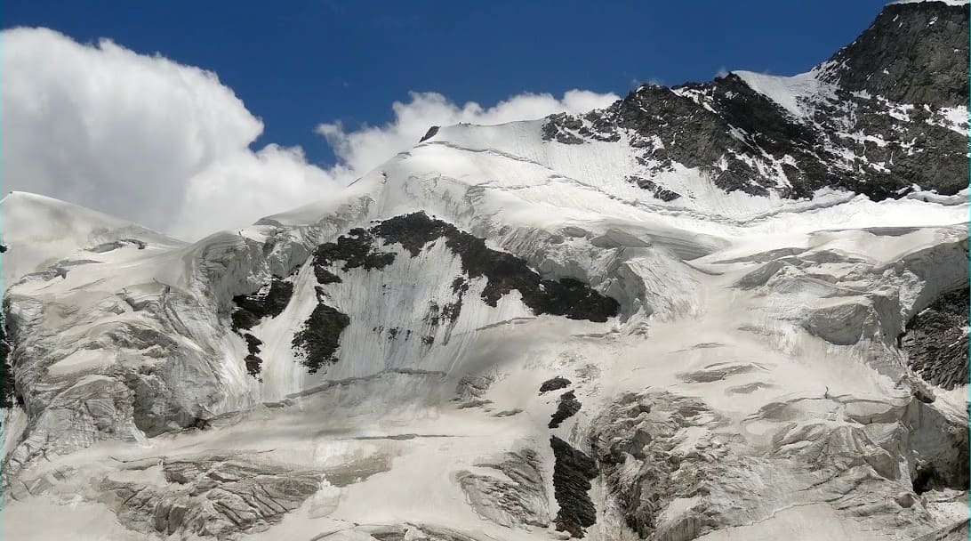 Hanging glacier near Khimloga
