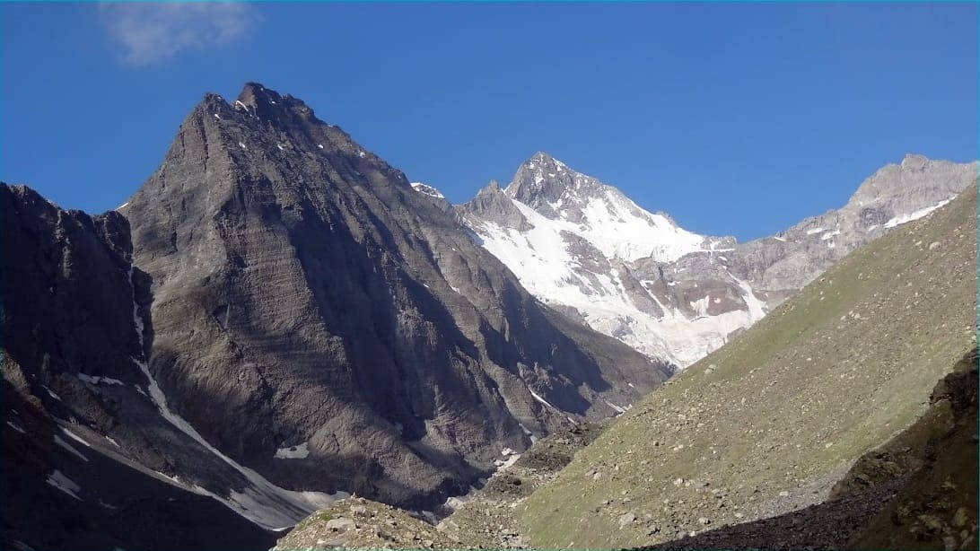 Surrounding peaks of Khimloga pass