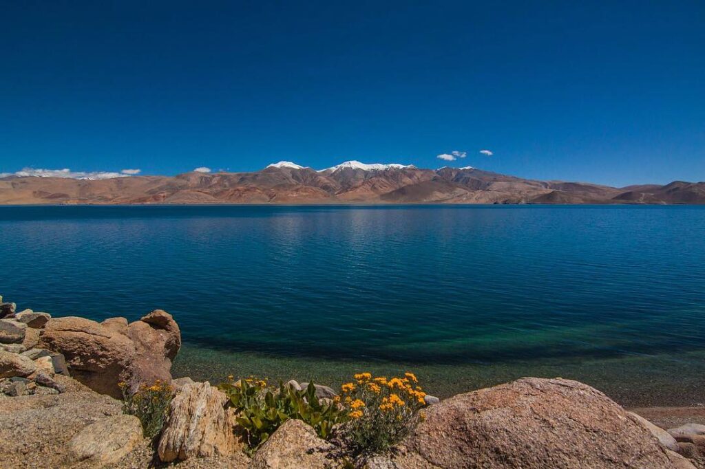 Boulders by shore of azure Tso Moriri Lake